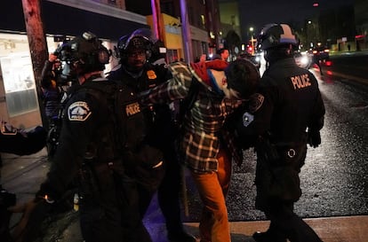 Agentes detienen a un maniestante en Minneapolis, Minnesota, el 5 de febrero.