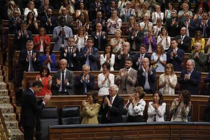 El candidato a la investidura Pedro Sánchez es aplaudido por los diputados del PSOE tras finalizar su discurso en el Congreso de los Diputados, Madrid (España).
