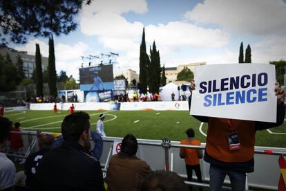 El silencio del público es imprescindible para que los jugadores puedan escuchar el ruido del balón y las instrucciones de su portero, del guía y el equipo técnico.