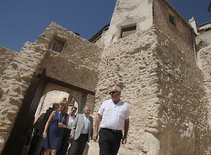 El arquitecto Miguel del Rey, director de las obras de rehabilitación, ayer en Bocairent. A la izquierda, la consejera Trinidad Miró.