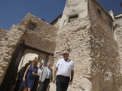El arquitecto Miguel del Rey, director de las obras de rehabilitación, ayer en Bocairent. A la izquierda, la consejera Trinidad Miró.