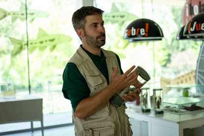 El ingeniero de montes y educador ambiental David Tutor en el Centro de Interpretación del Cangrejo de Palencia. 