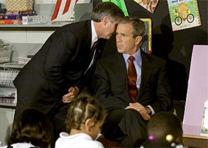 Momento en el que el jefe del gabinete de la Casa Blanca, Andrew Card, informa al presidente Bush del atentado al World Trade Center.