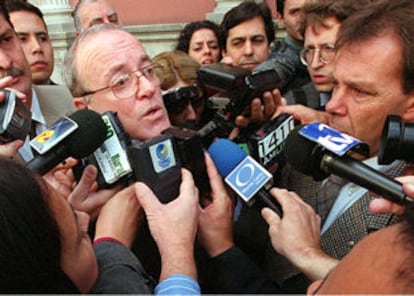 El embajador de Cuba en Uruguay, Joaquín Álvarez, habla con los periodistas en Montevideo.