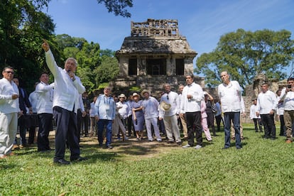 Andrés Manuel López Obrador guía por las ruinas de Palenque a los líderes que participaron en la cumbre sobre migración.