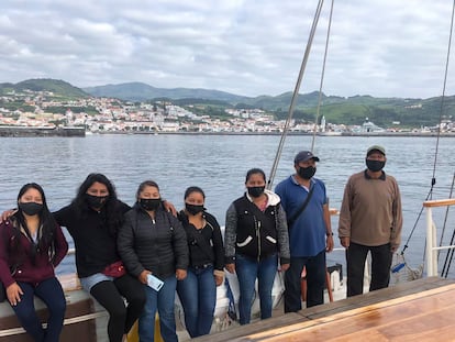 La comitiva de zapatistas posa a bordo de 'La montaña' frente a las costas de las islas Azores, en Portugal, el viernes.