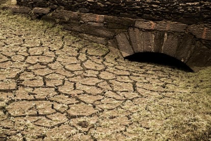 Detalle de las bocas de la antigua canalización de los afluentes del río Miño a su paso por Portomarín, sumergido por Fenosa en las obras del embalse de Belesar.