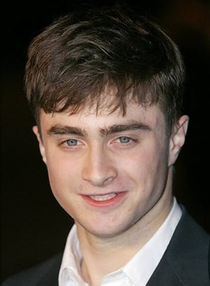 Daniel Radcliffe no ha querido estar ausente en los difíciles momentos que enfrenta la familia de Rob Knox, su compañero de reparto en la última película de la saga de <i>Harry Potter</i>, al que mataron en mayo del año pasado y cuyo asesino acaba de ser sentenciado a 20 años de cárcel. El protagonista de la película le ha enviado a la madre de Rob a una copia del sexto libro de la serie de J.K. Rowling y, en sus primeras páginas, ha escrito: "Todos estamos orgullosos de haberte conocido y destruidos de haberte perdido. Es horrible tener que simplemente escribir esta nota. Descansa en paz. Dan xxx".