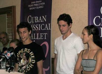 Los bailarines cubanos Taras Dimitro, Miguel Ángel Blanco y Hanya Gutiérrez, anteayer en Miami.