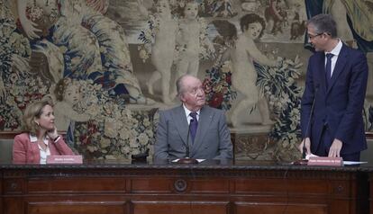 Pablo Hernández de Cos (de pie), junto a Juan carlos I y Nadia Calviño.