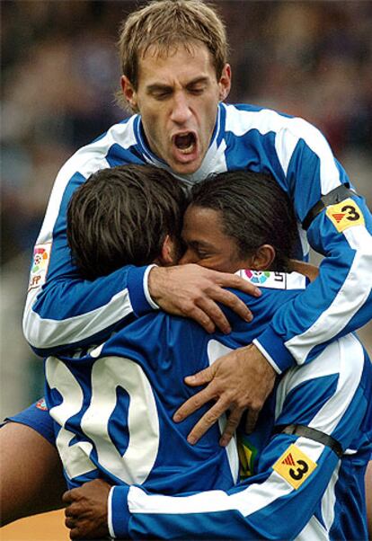 Los jugadores Espanyol Pablo Javier Zabaleta, Fredson Camara Pereira y Ferrán Corominas celebran el primer gol.