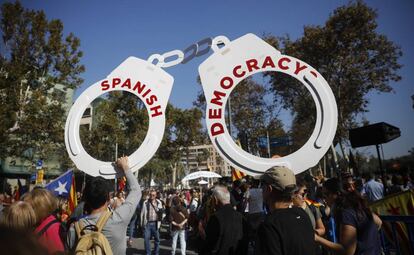 Concentración en el exterior del Parlament catalán, en Barcelona.