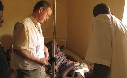 El fallecido Richard Rockefeller, en un hospital de Nigeria.