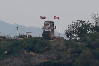 Una bandera norcoreana ondea en un puesto militar en Paju (Corea del Norte) este domingo.