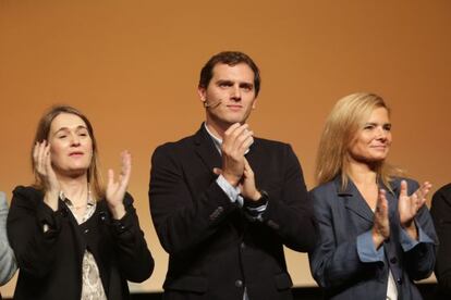 Rivera, al costat de Marta Rivera (esquerra) i Elena Faba (dreta).