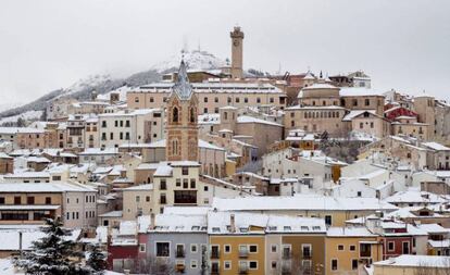 <a href="https://elpais.com/elpais/2018/02/02/album/1517554155_088039.html"><b>FOTOGALERÍA.</B></A> Vista del casco antiguo de Cuenca tras la nevada de este lunes.