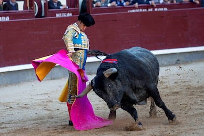 Cristian Escribano inicia una media verónica al toro 'Carasucia'.