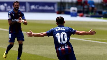 Bardhi celebra con Morales su gol frente al Betis este domingo en La Nucía (Alicante) en el duelo entre el Levante y el conjunto andaluz.