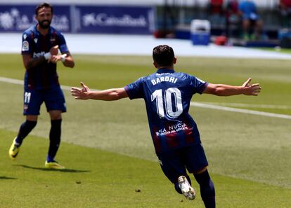 Bardhi celebra con Morales su gol frente al Betis este domingo en La Nucía (Alicante) en el duelo entre el Levante y el conjunto andaluz.