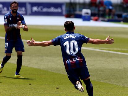 Bardhi celebra con Morales su gol frente al Betis este domingo en La Nucía (Alicante) en el duelo entre el Levante y el conjunto andaluz.