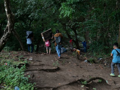 Nicaragüenses regresan a su país de manera ilegal por Navidad a través de caminos informales en la frontera con Costa Rica.