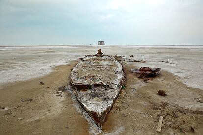 Restos de un barco atrapado en las sales y arenas solidificadas en el lago Oroumieh, al noroeste de Irán. Oroumieh, uno de los mayores lagos de agua salada de la Tierra, que se ha reducido más del 80 por ciento, a 1.000 kilómetros cuadrados en la última década.