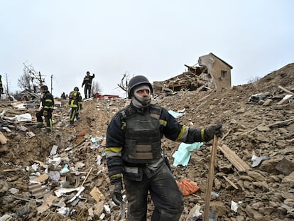 Personal de rescate buscan supervivientes entre los escombros de un edificio bombardeado este viernes en Zaporiyia.