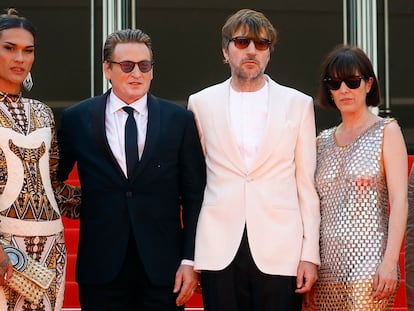 El cineasta Albert Serra, de blanco, junto al elenco de su película 'Pacifiction', Benoît Magimel, Montse Triola y Pahoa Mahagafanau, en el 75º Festival de Cannes.