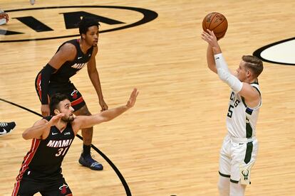 Merrill lanza un triple ante la defensa de Miami Heat.