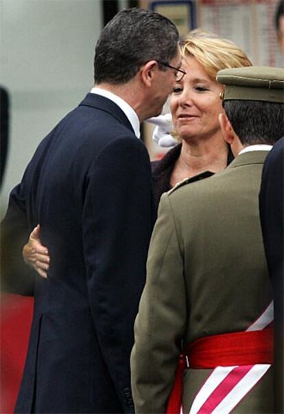 Aguirre y Gallardón conversan minutos antes del comienzo del desfile.