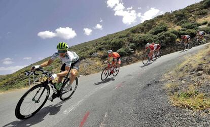 enjamin King (i), durante la novena etapa de La Vuelta 2018. 