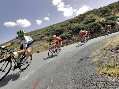 enjamin King (i), durante la novena etapa de La Vuelta 2018. 