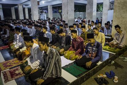 Estudiantes de una escuela isl&aacute;mica rezan durante el Ramad&aacute;n en el este de Java, Indonesia.