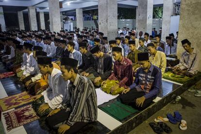 Estudiantes de una escuela islámica rezan durante el Ramadán en el este de Java, Indonesia.