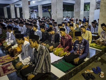 Estudiantes de una escuela isl&aacute;mica rezan durante el Ramad&aacute;n en el este de Java, Indonesia.