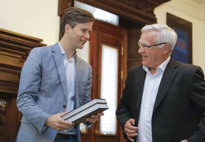 El urbanista norteamericano Ethan Kent con alcalde Joan Ribó hoy en Valencia. 