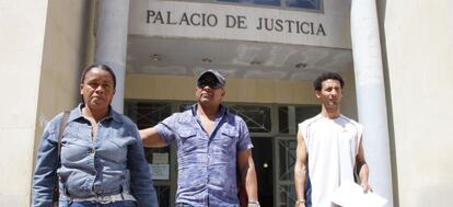 Los acusados por los incidentes en un desahucio en Alicante, a la salida de los juzgados.