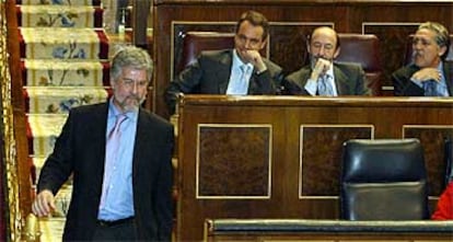 Manuel Marín, nuevo presidente del Congreso, tras la votación. Detrás, Rodríguez Zapatero, Pérez Rubalcaba y López Garrido.