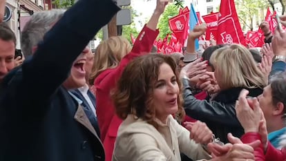 Las ministras María Jesús Montero y Pilar Alegría saludan a los simpatizantes a las puertas de la sede del partido, en la calle Ferraz de Madrid, este sábado.