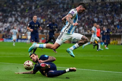 Entrada del francés Theo Hernández al argentino Rodrigo De Paul. 