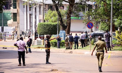 Las fuerzas de seguridad ugandesas, en la escena de uno de los dos atentados simultáneos del 16 de noviembre en Kampala.