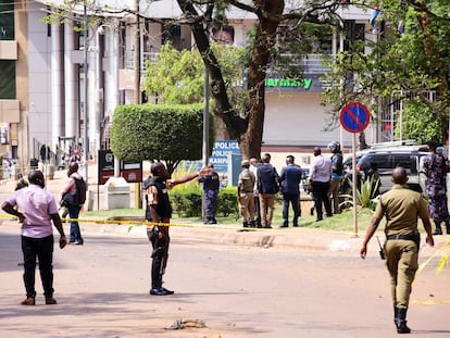 Las fuerzas de seguridad ugandesas, en la escena de uno de los dos atentados simultáneos del 16 de noviembre en Kampala.