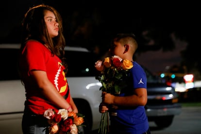 Niños, con flores afuera del Centro Cívico Willie de Leon, donde los estudiantes fueron transportados desde la Escuela Primaria Robb después del tiroteo.