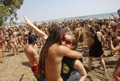 El Rototom es el festival de reggae por excelencia de España. Y esta será, solo, su sexta edición en las playas de Benicàssim, del 15 al 22 de agosto; la vigésimo segunda de su historia. Un día después de la edición de 2009, el Rototom decidió dejar Italia, donde hasta entonces había existido. En aquel momento los organizadores tuvieron la sensación de haber sido exiliados, sin embargo, no les fue nada mal. Se ha convertido en uno de los festivales con más público: en la edición de 2014, subió al tercer puesto del podio con 250.000 asistentes.