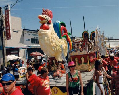 Na década seguinte, o bloco ficou ainda maior. Em 2009, o desfile ultrapassou os dois milhões de foliões. Naquele mesmo ano, o Galo tornou-se também Patrimônio Imaterial de Pernambuco, por meio de uma lei assinada pelo então governador Eduardo Campos. Na foto, o Galo desfila no ano 2000.