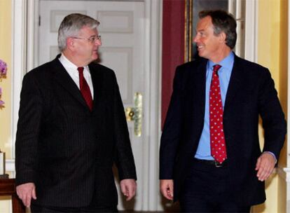 El ex ministro alemán Joschka Fischer, junto a Tony Blair, ex primer ministro británico.