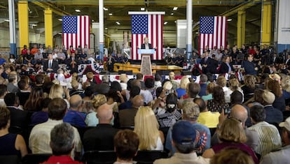 Clinton en la empresa Futuramic Tool &amp; Engineering, en Warren