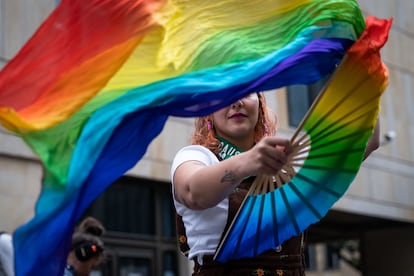 Mujer agita una bandera por la celebración del aniversario de la despenalización del aborto hasta la semana 24.