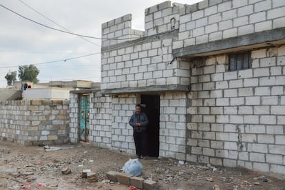 Mussa Said Al Aissa, de 40 años, cubre con telas las ventanas de su casa a las afueras de Hasaka, en Siria, porque no tiene dinero para poner cristales. Trabaja en el mantenimiento de antenas y está reconstruyendo su hogar, donde vive con su esposa, con ayuda de familiares. Los bulldozers utilizados por las autoridades también destrozaron su hogar. No ha recibido indemnización.