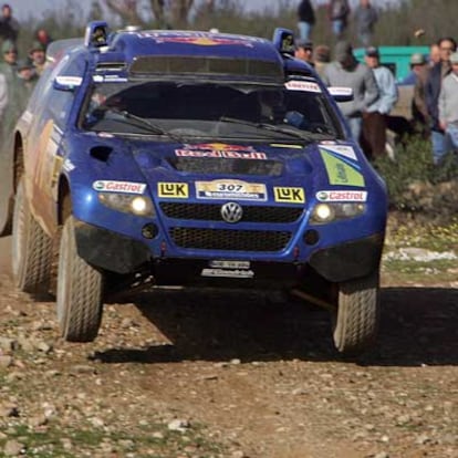 Carlos Sainz, atravesando con su coche uno de los tramos de la etapa de ayer.